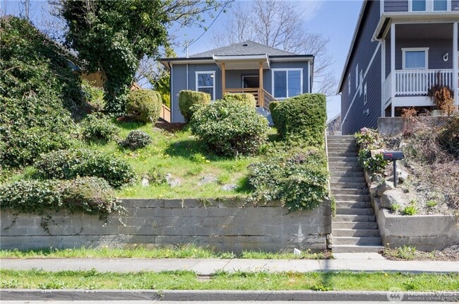 Building Photo - Roomy Updated Columbia City Home for Lease