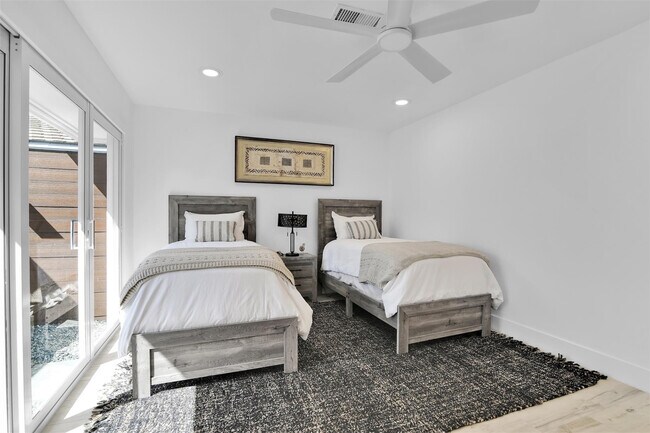 Building Photo - 17026 Bay St