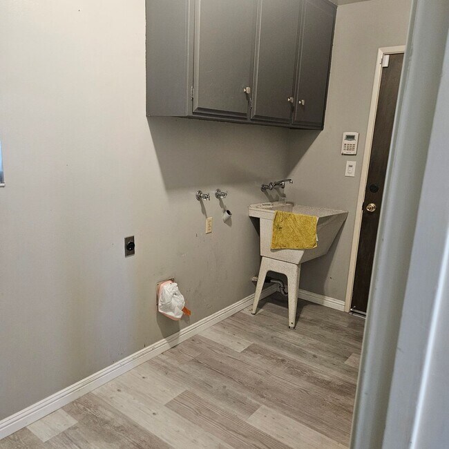 Building Photo - Beautifully Updated Family Home Near Memorial Hospital