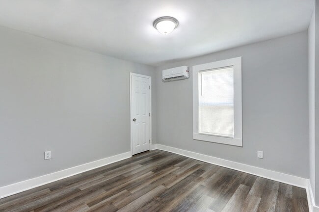 Building Photo - 720 W Victory Dr