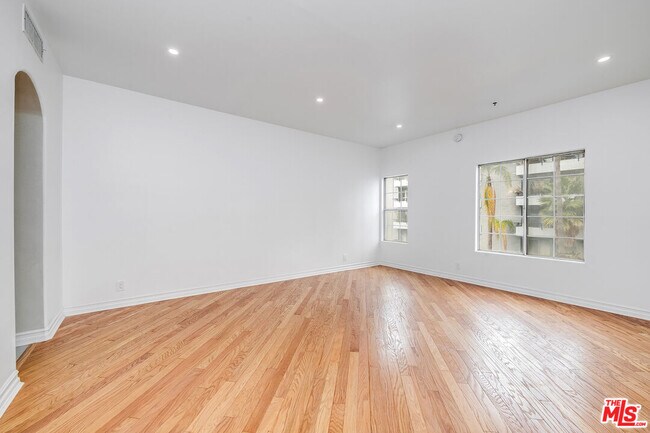 Building Photo - 120 S Palm Dr