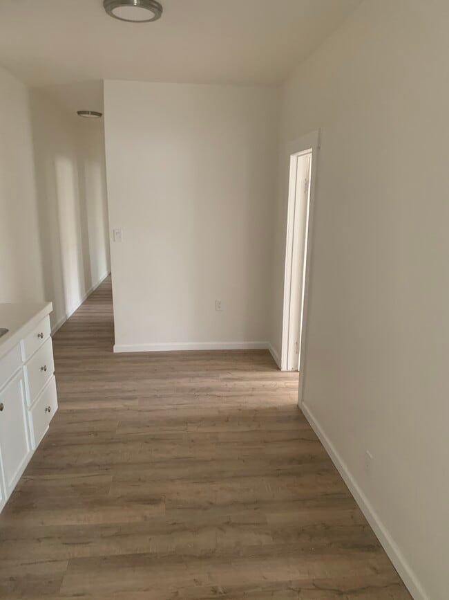 Building Photo - 137 E 31st St