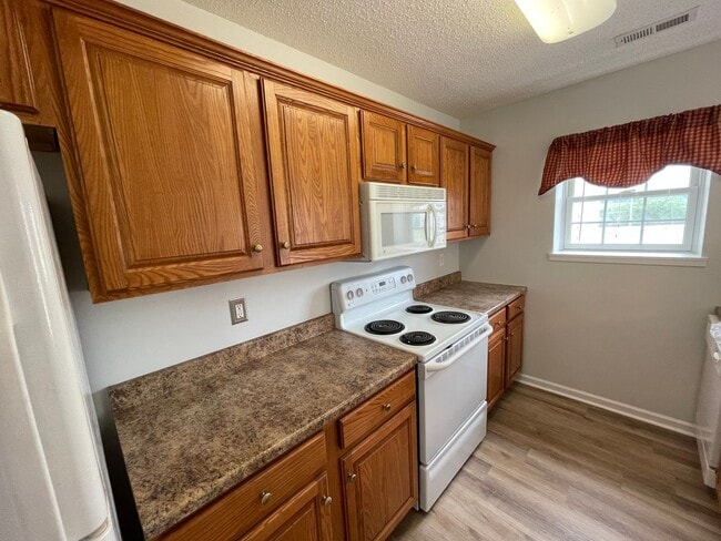 Building Photo - Spacious End Unit Towhouse in Desirable Li...