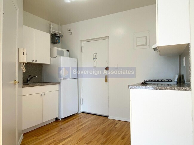 Building Photo - 401 E 68th St