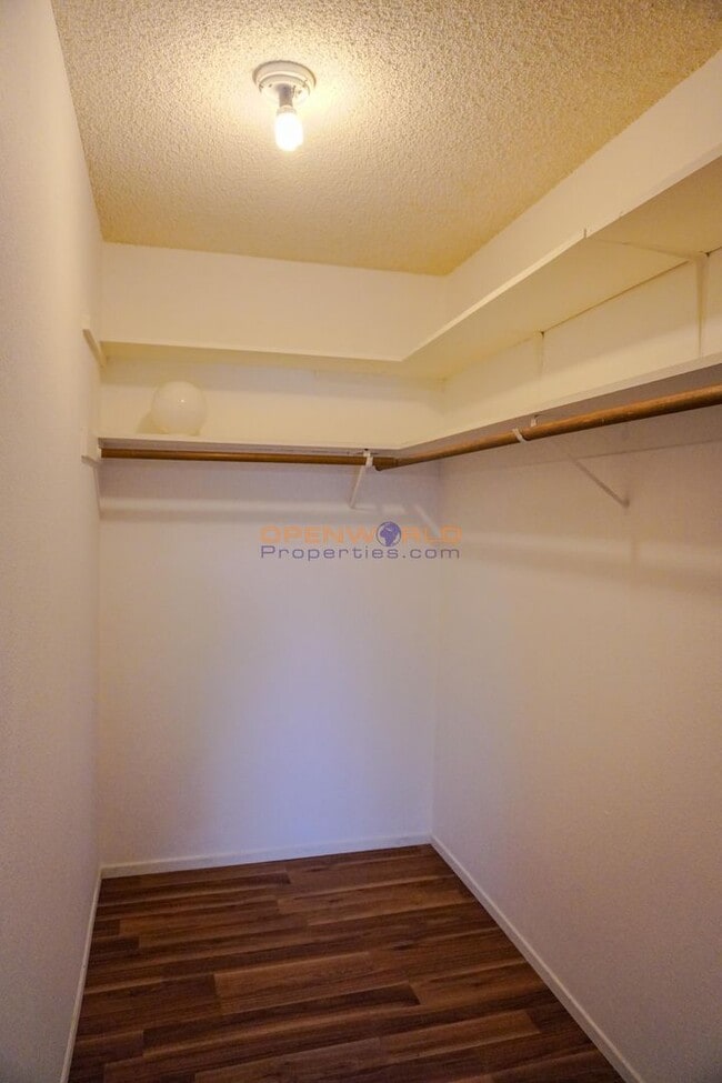Building Photo - 2 Bed | 2 Bath | Light, Bright & Airy Cond...