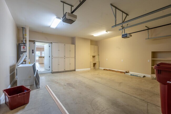 Building Photo - 1833 Waters Edge Dr