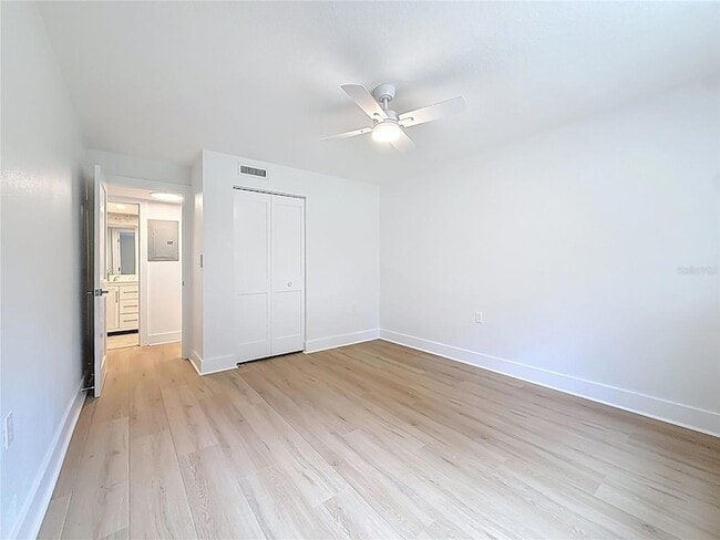 Building Photo - 200 Country Club Dr