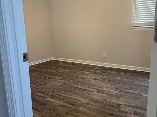 Building Photo - 5090 Sycamore Dr