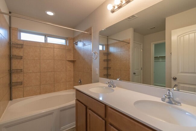 Building Photo - 310 Hyltin St