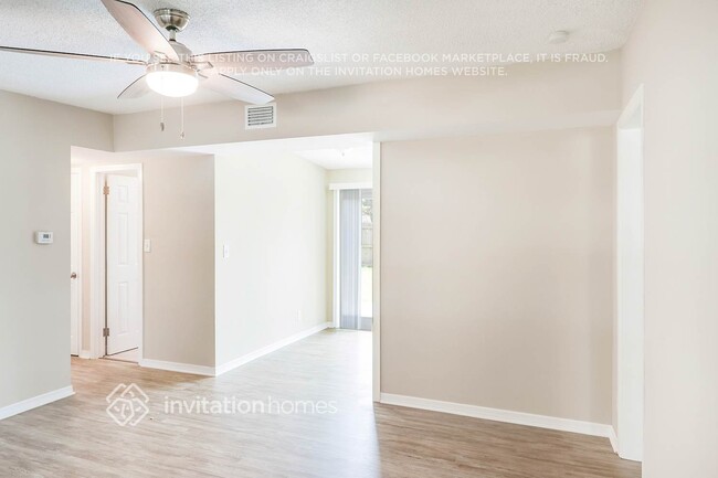 Building Photo - 9449 Park Lake Dr