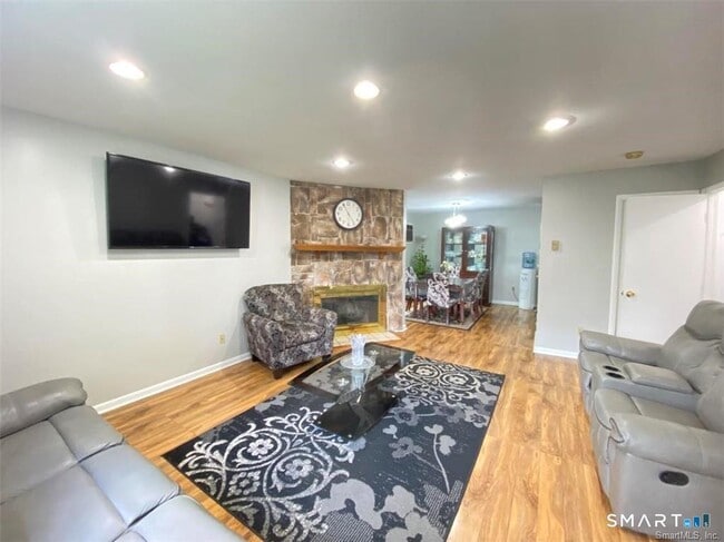 Building Photo - 19 Somers St