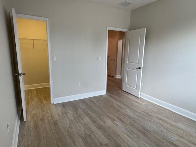 Building Photo - Newly renovated 4 Bedroom 3 1/2 Bathroom T...