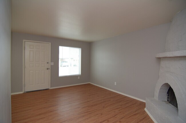 Building Photo - Remodeled 2 Bedroom 1 Bath Townhouse! Grea...