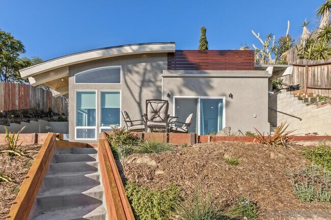 Building Photo - 857 Nolbey St