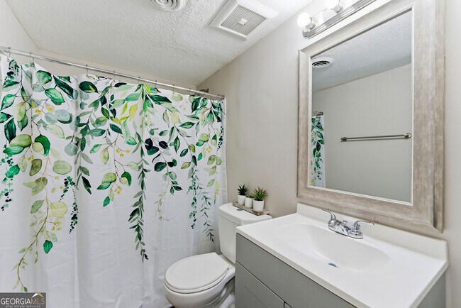 Building Photo - 558 College St