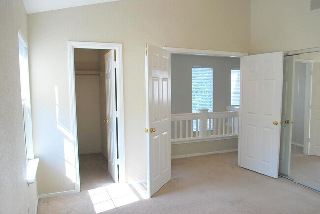 Building Photo - Sharp & Contemporary Townhouse in Beautiful Danville!