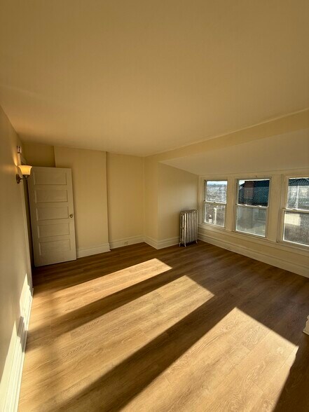 Building Photo - 133 S 15th St