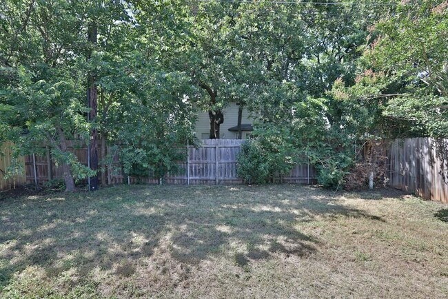 Building Photo - 1612 Sylvia Ln