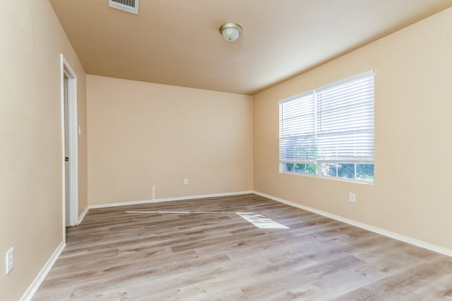 Building Photo - 8500 Shallow Creek Dr