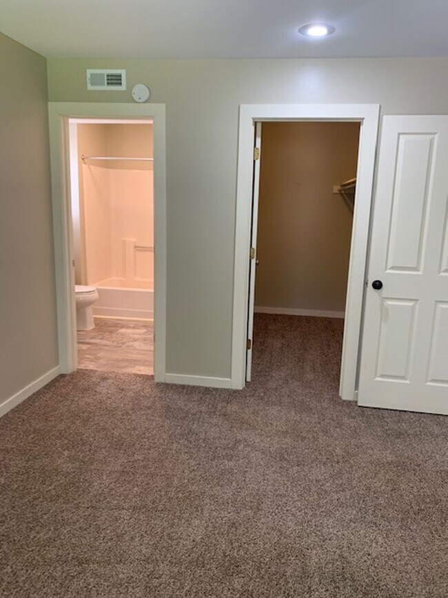 Building Photo - Sarah's Run Apartments