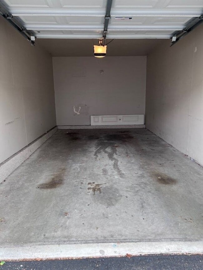 Building Photo - Gated condo with 1 car garage and community pool.