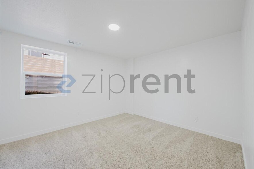 Building Photo - Unit B