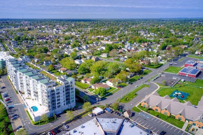 Building Photo - 306 Clifton Ave