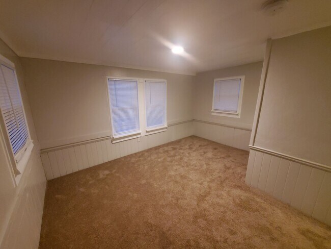 Building Photo - ** Charming 2 Story *Newly Renovated***