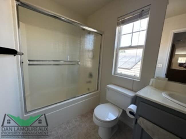 Building Photo - 4 Bedroom in East Woodland