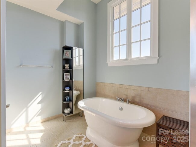 Building Photo - 2228 Lyndhurst Ave