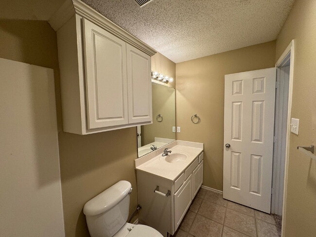 Building Photo - Captivating Home Located in Northwest Corr...