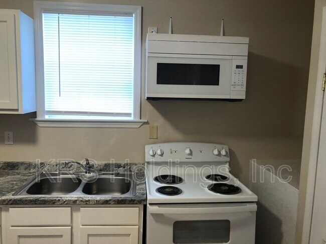 Building Photo - 1032 37th St