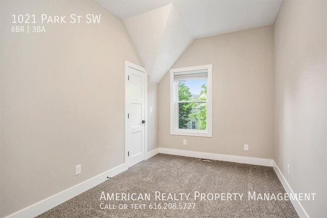 Building Photo - 1021 Park St SW