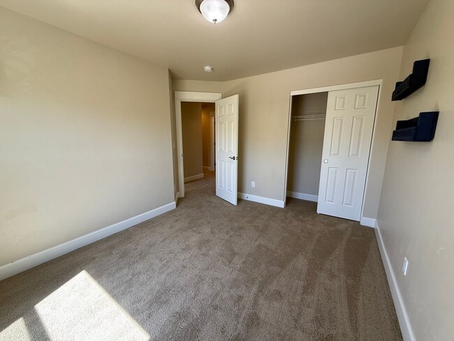Building Photo - 3120 NE Marea Dr