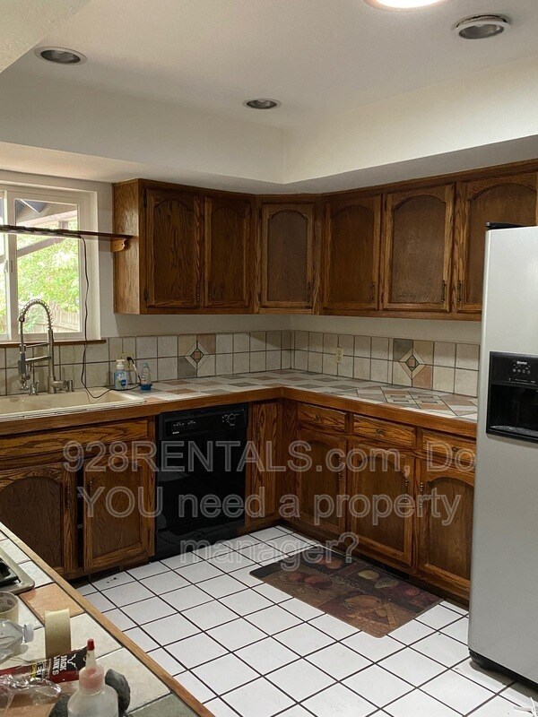 Building Photo - 801 W University Heights Dr S