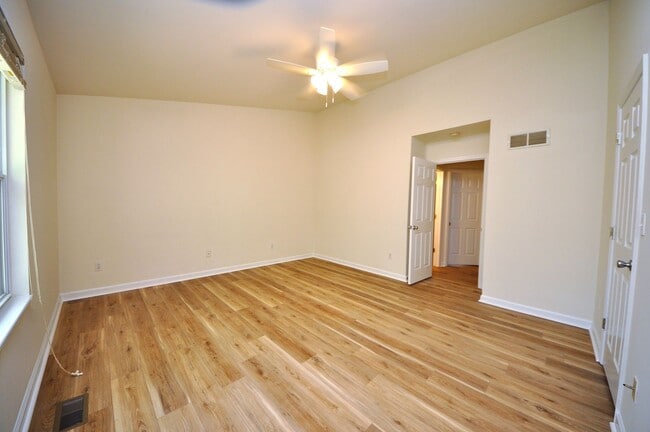 Building Photo - Beautiful Renovated 3 Bedroom 3 Bathroom i...