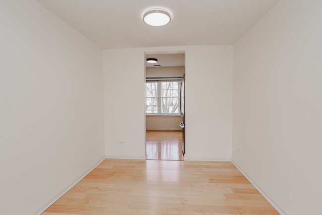 Building Photo - 1217 N Village Dr