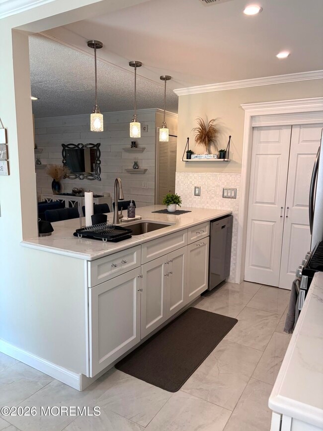 Building Photo - 2111 Waters Edge Dr