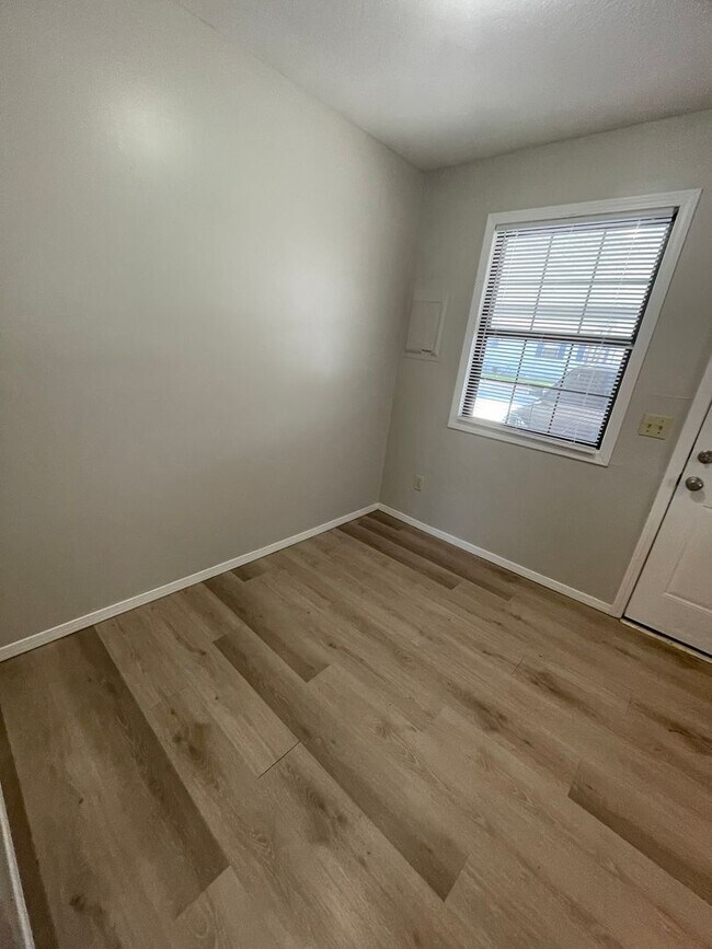 Building Photo - 531-B N Oak Grove Ave