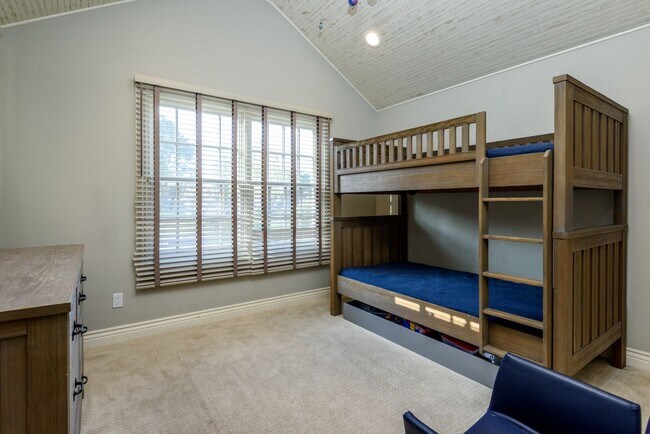 Building Photo - 1545 Laurel Pl