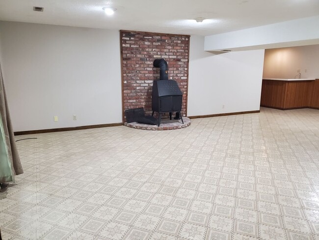 Building Photo - Secluded luxury cabin in woods with private lake! Great Central location between Topeka & Lawrenc...