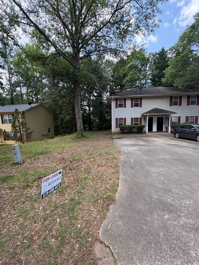 Building Photo - 2 Bedroom Townhome in Flowery Branch!