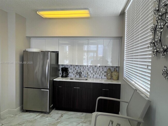 Building Photo - 18000 N Bay Rd