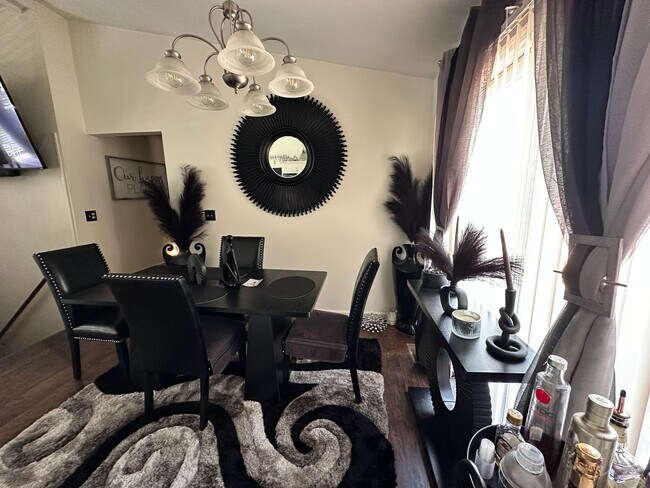 Building Photo - 3 bedroom, 2 Full Bathroom Single Family H...