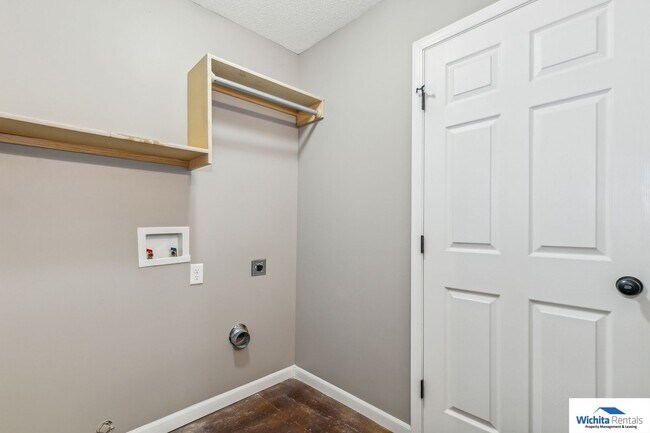 Building Photo - 3 bedroom, 2 bath duplex