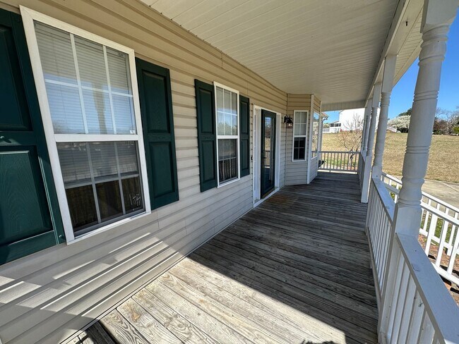 Building Photo - Beautiful 3 bedroom home on over 3/4 acres with huge garage.