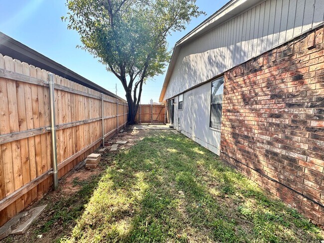 Building Photo - 2 Bedroom, 2 Bathroom Unit in Quiet Cul-de...