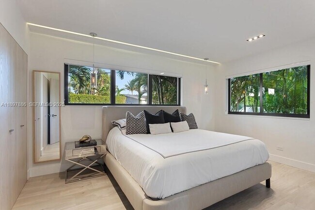 Building Photo - 7972 Biscayne Point Cir