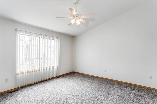 Building Photo - Spacious 3 bedroom 2.5 bath townhouse in Derby available NOW!