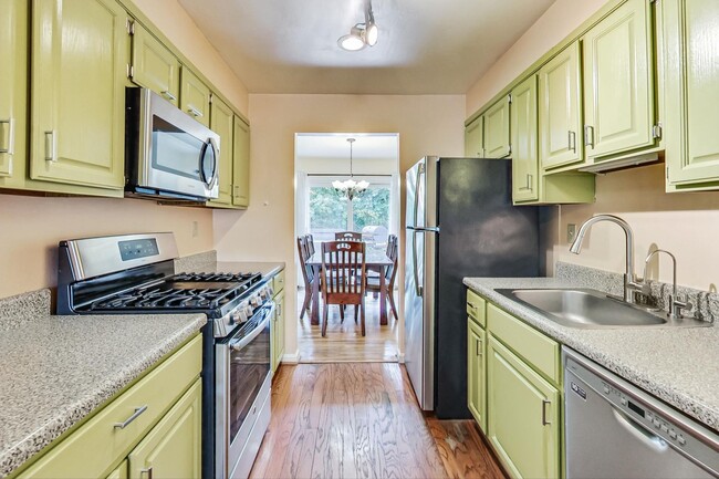 Building Photo - Nice SF 4bed+ 3 bath / close to Metro
